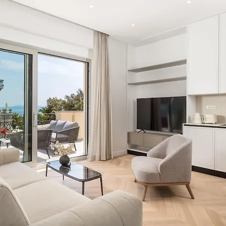 Plaza * Опатия